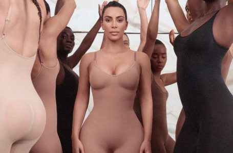 Kim Kardashian revive lanzamiento de línea de fajas tras acusación por apropiación cultural