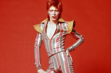 David Bowie, el ícono inmortal de la moda: un repaso por sus reconocidos trajes