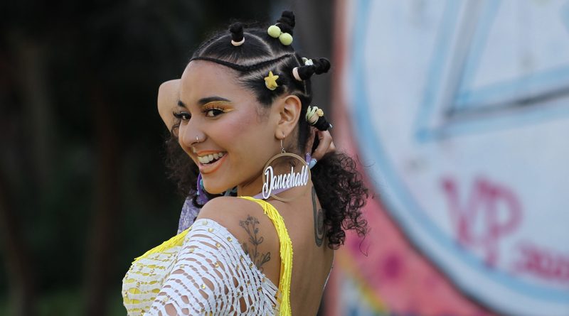  Almeyda De La Riddim lanza “Rara”, su nuevo single directo al oído y al corazón de las niñas raras