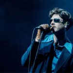 Persona con micrófono en la mano y vocalista de Bandalos Chinos