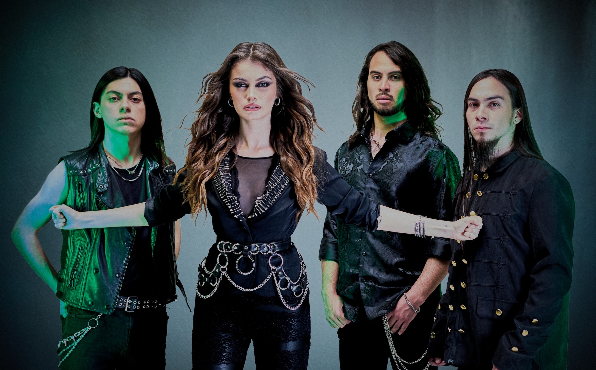 Vocalista Ignacia Fernández, Carlos Palma en la guitarra, Martín Fénix en la batería y Jaime Pape en el bajo